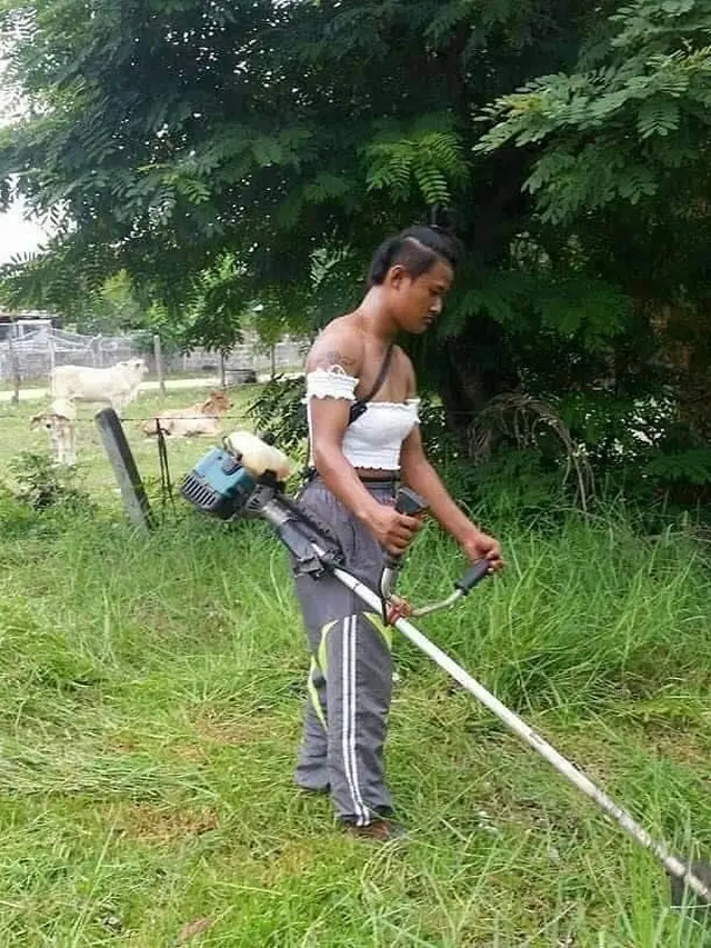 6 Gaya Pakaian Bapak-Bapak Ini Kelewat Unik, Bikin Ngakak