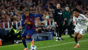 Aksi Lamine Yamal di laga Barcelona vs Eintracht Frankfurt di matchday 6 Liga Champions 2025/2026 di Camp Nou, Rabu (10/12/2025) dini hari WIB. (AP Photo/Joan Monfort)
