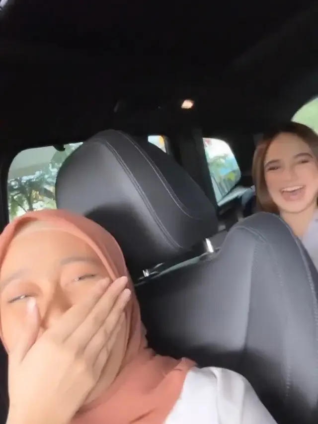 Salshabilla Adriani bagikan momen kompak dengan Syifa Hadju di lokasi syuting sinetron Bidadari Surgamu (Foto: instagram salshabillaadr/syifahadju)