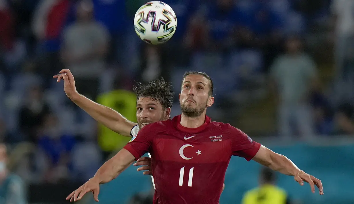 Gelandang timnas Turki, Yusuf Yazici dan gelandang Italia, Manuel Locatelli berebut bola pada laga pertama grup A Euro 2020 /2021 di stadion Olimpico Roma, Sabtu (12/6/2021). Timnas Italia berhasil menang 3-0 atas Turki. (AP Photo/Alessandra Tarantino, Pool)