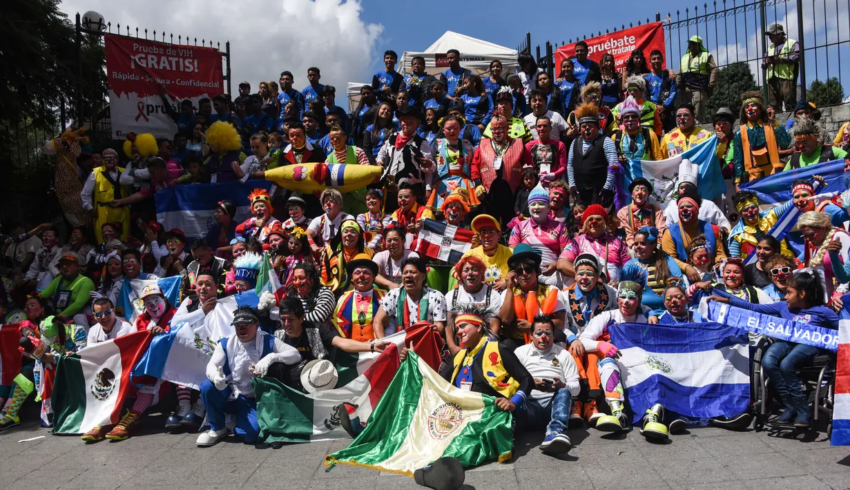 Para badut berfoto bersama selama parade pada Konvensi Badut Regional ke-5 di kota Guatemala, Rabu (19/9). Dalam acara tersebut, dengan kostum warna-warninya mereka berparade menelusuri jalanan pusat sejarah Guatemala City. (AFP / Johan ORDONEZ)