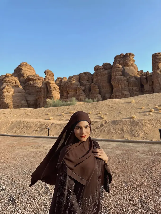 Tampil Syar’i dan Stylish, Davina Karamoy Pakai Abaya Cokelat Saat Liburan ke Al-Ula