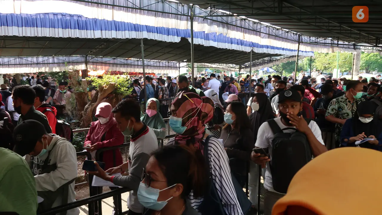 Foto: Penukaran Tiket Nonton MotoGP Mandalika Mengular, Calon Penonton Rela Antri Berjam-jam