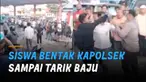 Seorang pelaku menarik baju sang kapolsek hingga kancing lepas.