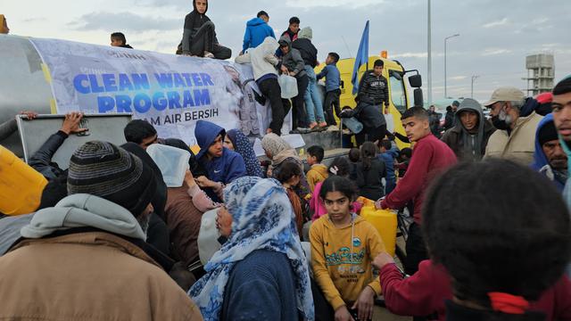 INH Distribusikan Bantuan Kemanusiaan Air Bersih di Kamp Pengungsi Gaza Palestina