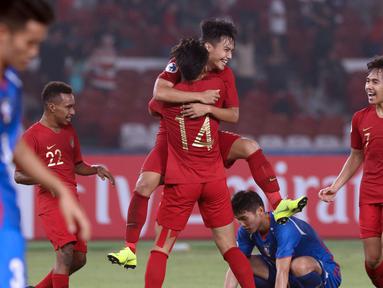 Pemain Timnas Indonesia U-19 merayakan gol yang dicetak Witan Sulaeman ke gawang Chinnese Taipei saat laga penyisihan Grup A Piala AFC U-19 2018 di Stadion GBK, Jakarta, Kamis (18/10). Indonesia unggul 3-1. (Liputan6.com/Helmi Fithriansyah)