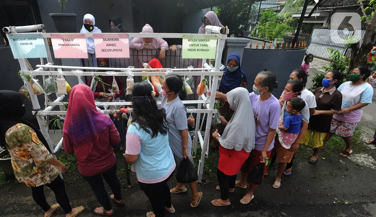 Warga terdampak Covid-19 mengambil bahan pangan gratis di Kompleks Bumi Menteng Asri, Rt 01/18, Kelurahan Menteng, Bogor, Kamis (21/5/2020).  Bahan pangan tersebut disediakan secara swadaya warga setempat dan sudah berjalan selama Bulan Ramadan. (merdeka.com/Arie Basuki)
