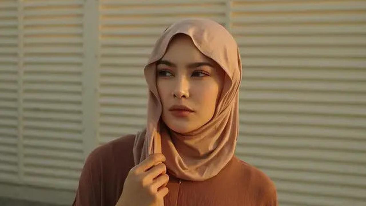 6 Potret Cantik Menawan Mahalini Pakai Hijab Meleyot Selama di Mekkah dan Madinah, Auto Dipuji Sule