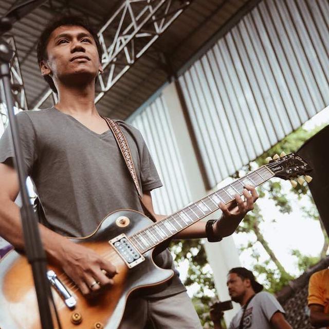 6 Potret Penampilan Sederhana Personel Sheila On 7 Saat Manggung, Tampil Apa Adanya