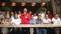 Plh Ketua DPD PDIP DKI Bambang DH memberi keterangan usai menggelar pertemuan bersama tujuh partai politik di Jakarta, Senin (8/8). Tujuh parpol sepakat membentuk 'Koalisi Kekeluargaan' untuk bertarung di Pilgub DKI 2017. (Liputan6.com/Immanuel Antonius)