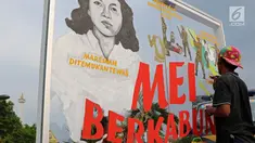 Seorang peserta aksi yang tergabung dalam Jaringan Solidaritas Korban untuk Keadilan (JSKK)  membuat mural saat aksi kamisan ke-493 di depan Istana Negara, Jakarta, Kamis (18/5). (Liputan6.com/Immanuel Antonius)