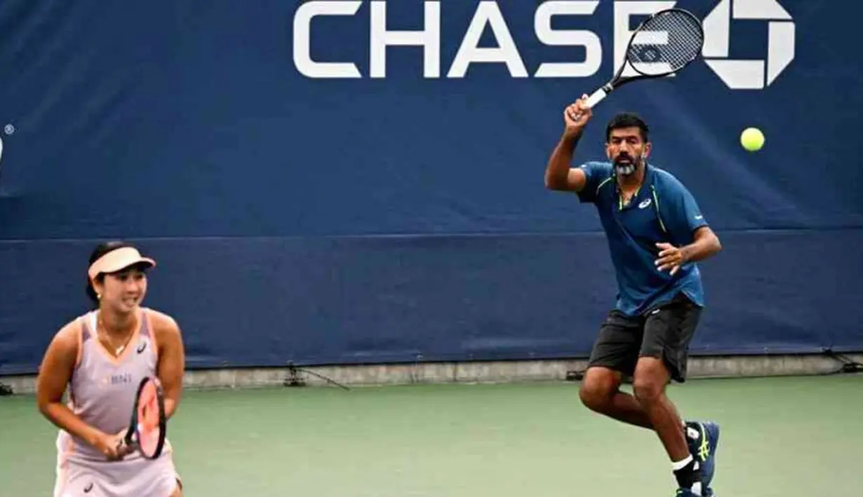 Petenis India, Rohan Bopanna (kanan) yang berpasangan dengan petenis Indonesia, Aldila Sutjiadi berusaha mengembalikan bola ke arah pasangan Barbora Krejcikova/Matthew Ebden dalam laga perempat final turnamen tenis Grand Slam US Open 2024 di court 5 USTA Billie Jean King National Tennis Center, New York City, Amerika Serikat, Selasa (3/9/2024) dini hari WIB. (USopen.org/Rhea Nall)