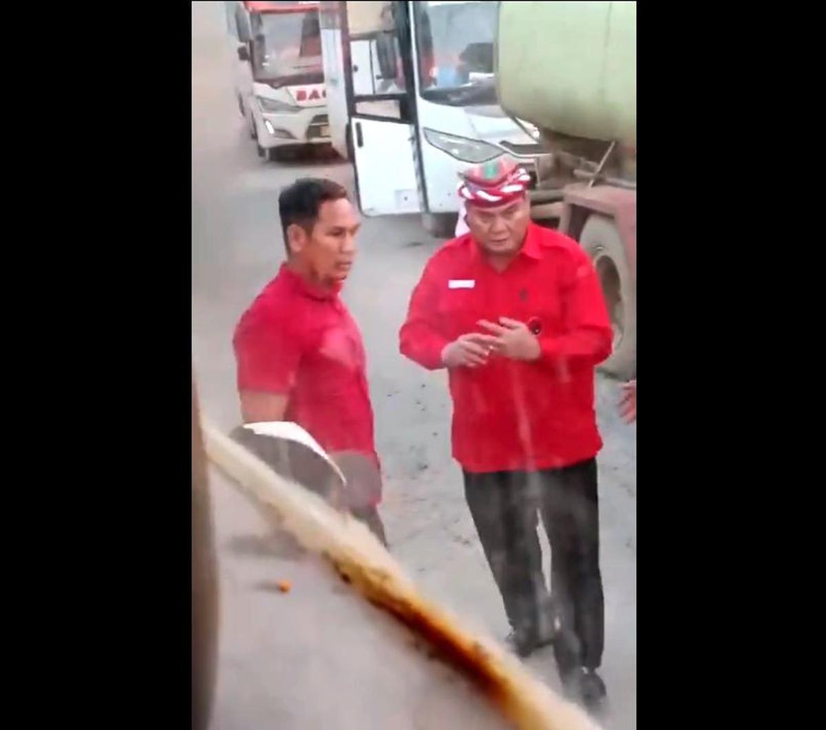 Ketika sopir terjatuh, pria kaus merah melayangkan tendangan kaki kanan dan mengenai wajah bagian kanan sopir.