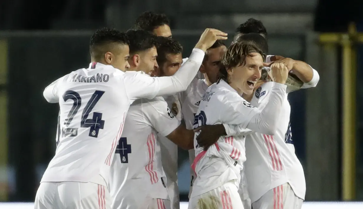 Pemain Real Madrid merayakan gol yang dicetak Ferland Mendy ke gawang Atalanta pada leg pertama babak 16 besar Liga Champions di Stadion Gewiss, Kamis (25/2/2021) dini hari WIB. Real Madrid susah payah menang 1-0 atas Atalanta lewat satu-satunya gol yang dicetak Ferland Mendy (AP Photo/Luca Bruno)