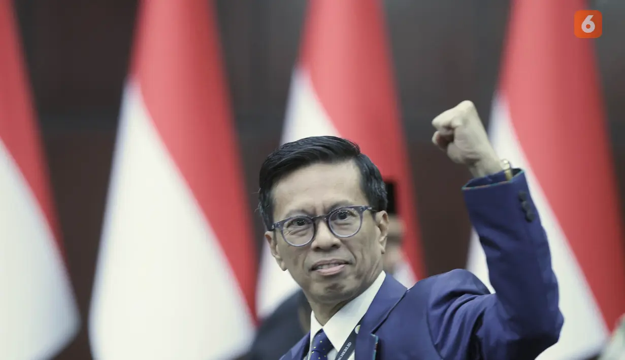 Ketua Umum kelompok relawan Militan Gibran 08 Nusantara, Andi Azwan, yang juga merupakan pengurus organisasi relawan pendukung Jokowi, Jokowi Mania (Joman), mengangkat tangan usai Mahkamah Konstitusi menolak permohonan gugatan terkait syarat pendidikan dan keabsahan ijazah Wakil Presiden Gibran Rakabuming Raka di Gedung MK, Jakarta Pusat, Selasa (6/10/2026). (KLY/Budy Santoso)