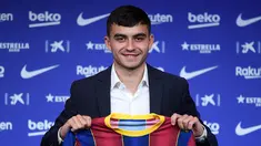 Penyerang Pedri berpose dengan jersey klub barunya Barcelona selama presentasi resmi di stadion Camp Nou di Barcelona (20/8/2020). Barcelona mengontrak Pedri dari Las Palmas. (AFP/Josep Lago)