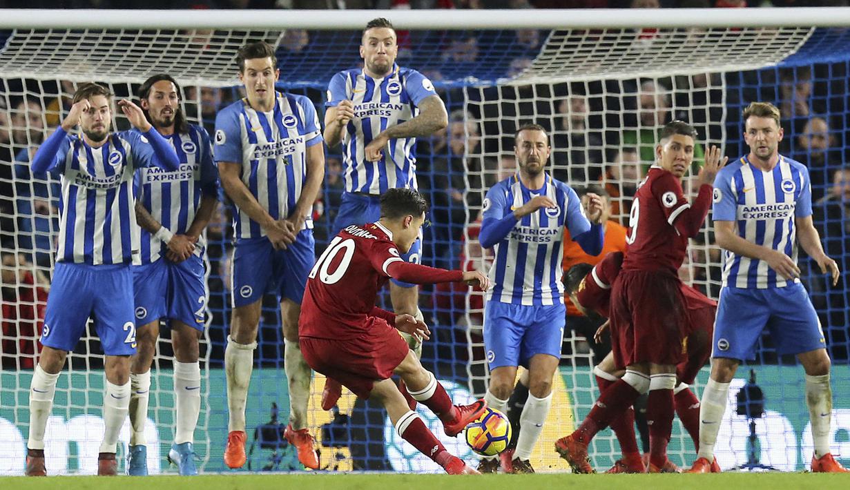 Pemain Liverpool, Philippe Coutinho saat mencetak gol lewat tendangan bebas ke gawang Brighton pada laga Premier League pekan ke-15 di di American Express Community Stadium, Brighton, (2/12/2017). Liverpool menang telak 5-1. (Gareth Fuller/PA via AP)