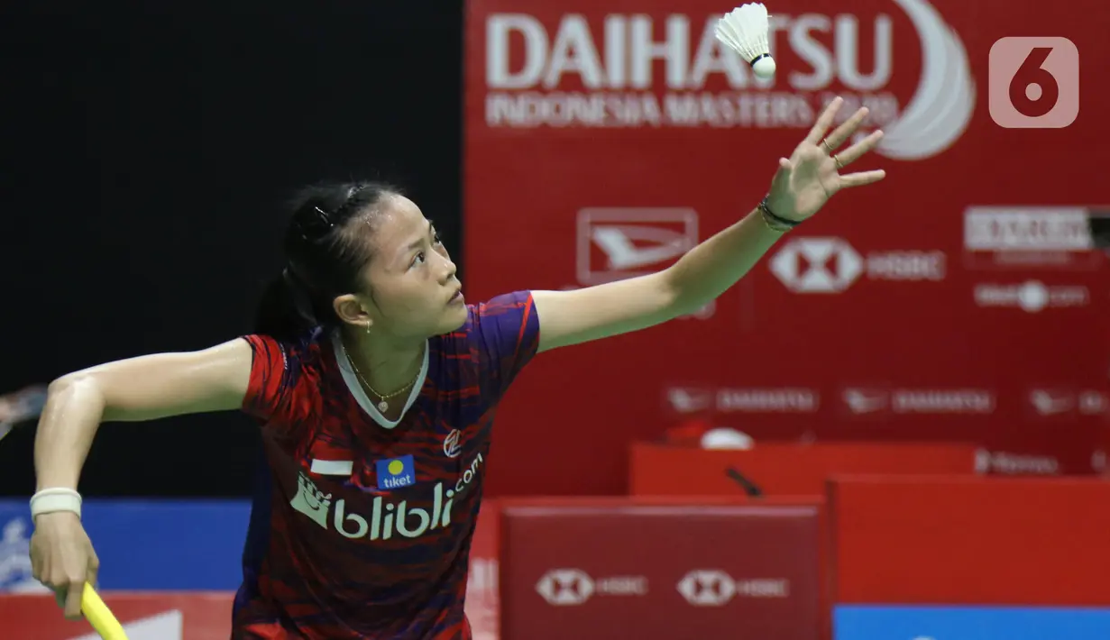 Pebulutangkis tunggal putri Indonesia, Fitriani saat melawan Han Yue (China) pada babak pertama Indonesia Masters 2020 di Istora GBK, Jakarta, Rabu (15/1/2020). Fitriani kalah dua set langsung 6-21, 17-21. (Liputan6.com/Helmi Fithriansyah)