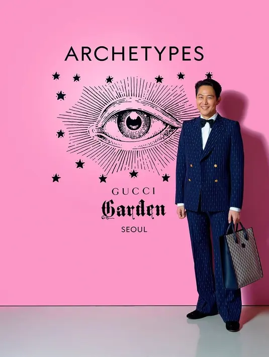 Lee Jung Jae tampil di red carpet mengenakan Gucci Love Parade dari look 102, dengan double breasted peak lapel suit berwarna biru bermotif garis-garis Horsebit, dan kancing emas. Foto: Document/Gucci.