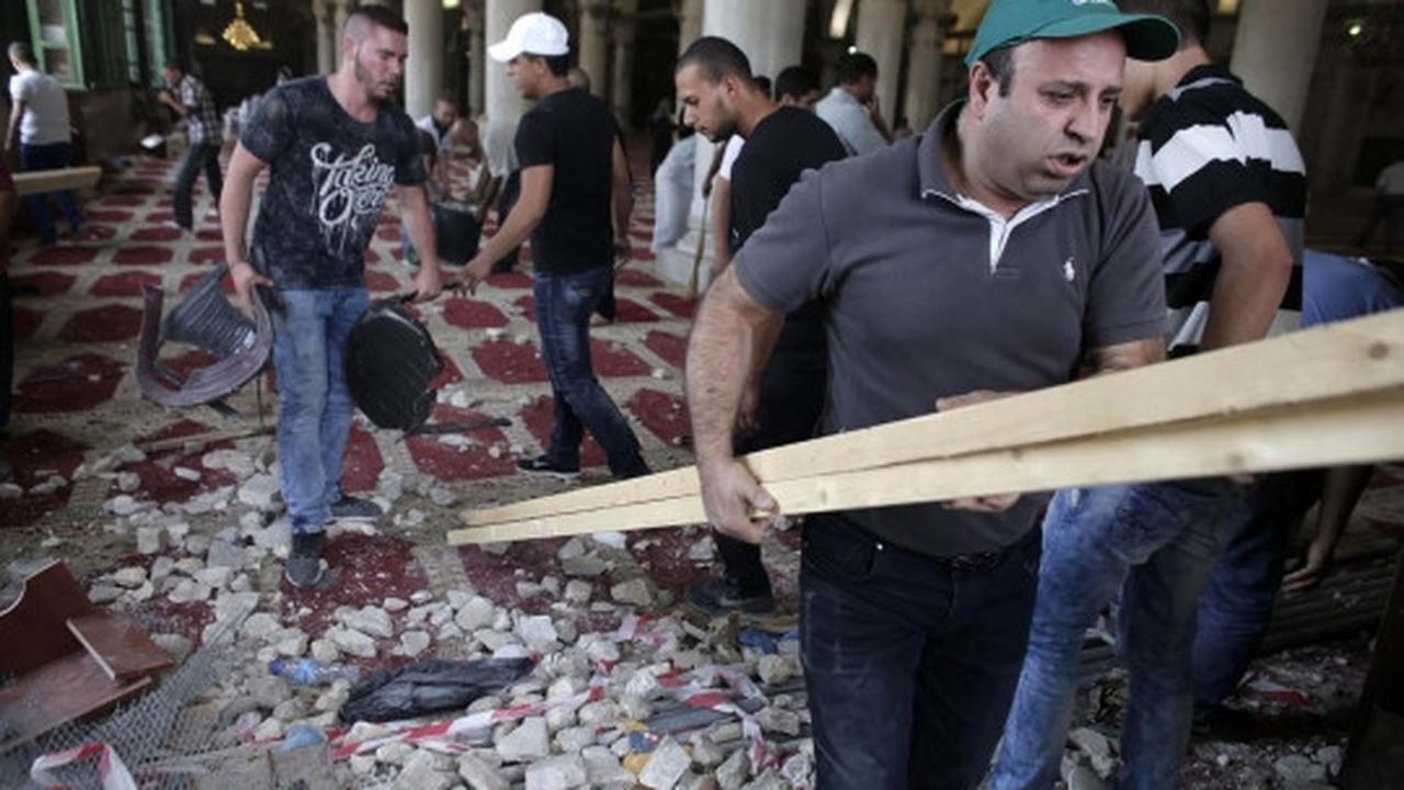 Gotong-royong warga Palestina bersihkan reruntuhan Masjidil Aqsa