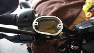 Sebagaimana pelumas lain, minyak rem juga baiknya diganti secara rutin agar kinerja rem dalam kondisi prima.