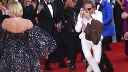 Chris Pine mengambil foto Florence Pugh di premier Don't Worry Darling. (Joel C Ryan/Invision/AP)