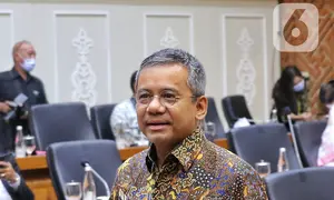 Wakil Menteri Keuangan (Wamenkeu) Suahasil Nazara tiba untuk mengikuti rapat kerja dengan Badan Legislasi DPR RI di kompleks Parlemen, Jakarta, Kamis (18/8/2022). Raker tersebut dalam rangka harmonisasi Rancangan Undang-Undang (RUU) tentang pengembangan dan penguatan sektor keuangan. (Liputan6.com/Angga Yuniar)