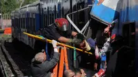 Upaya penyelamatan dilakukan untuk kereta yang tertabrak di Buenos Aires, Argentina pada 22 Februari 2012. (AP)