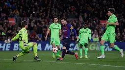 Striker Barcelona, Lionel Messi berusaha mencetak gol ke gawang Levante pada leg kedua babak 16 besar Copa del Rey di Stadion Camp Nou, Kamis (17/1). Barcelona lolos ke perempat final Copa Del Rey usai menang 3-0 atas Levante. (AP/Manu Fernandez)