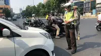 Peraturan ganjil genap Jakarta berlaku hari ini, Selasa (30/7/2024). (Liputan6.com/Ratu Annisa)