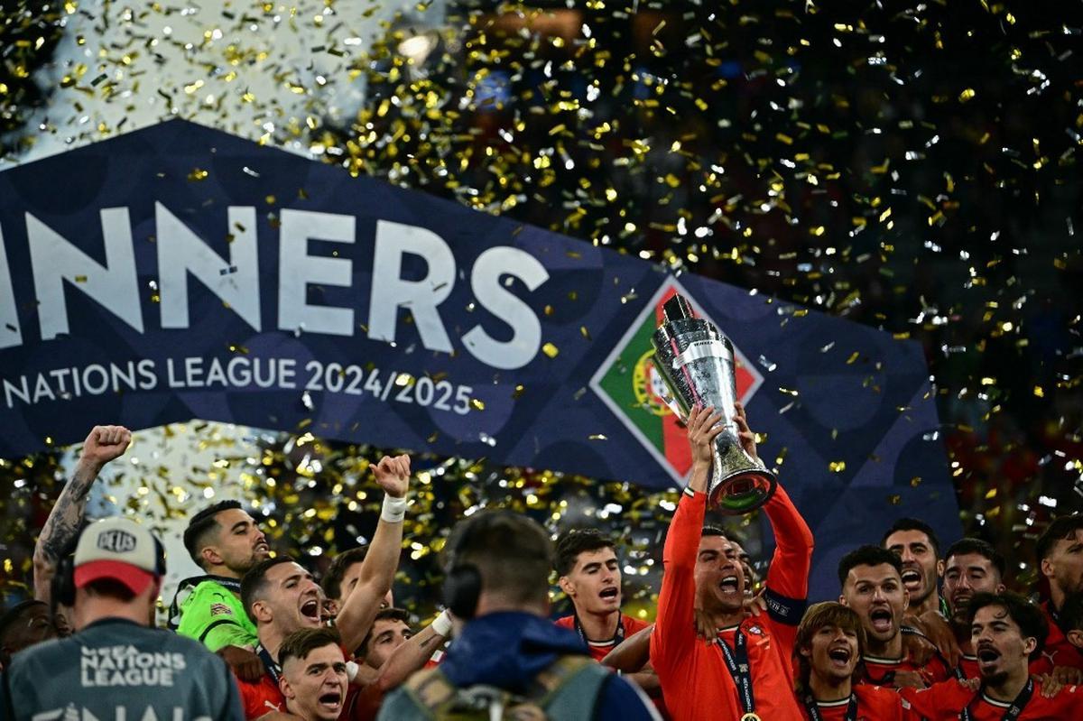 Cristiano Ronaldo Bawa Portugal Raih Juara UEFA Nations League di Umur 40 Tahun