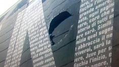 Kaca bus Juventus pecah akibat serangan pendukung Torino sebelum pertandingan. (Dailymail)