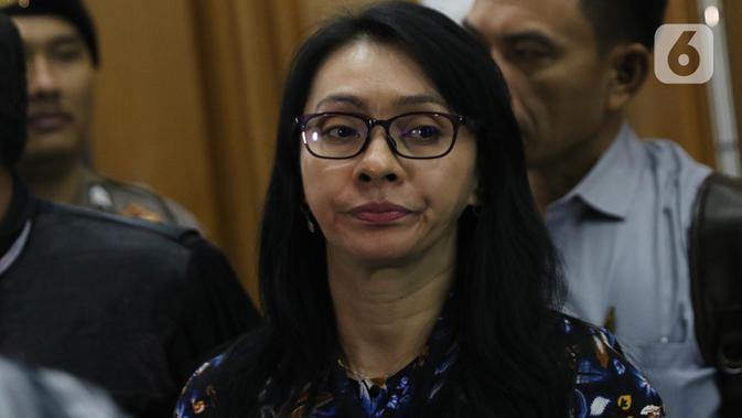 Terdakwa dugaan suap revitalisasi dua pasar di Kabupaten Kepulauan Talaud TA 2019, Sri Wahyumi Maria Manalip usai menjalani sidang tuntutan di Pengadilan Tipikor, Jakarta, Senin (18/11/2019). Sri Wahyumi dituntut hukuman tujuh tahun penjara dan denda Rp 500 juta. (Liputan6.com/Helmi Fithriansyah)