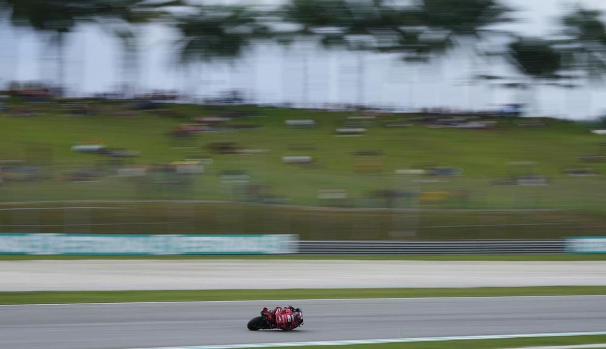 Pembalap Ducati, Enea Bastianini, saat beraksi pada ajang MotoGP Malaysia di Sirkuit Sepang, Minggu (12/11/2023). (AP Photo/Vincent Thian)