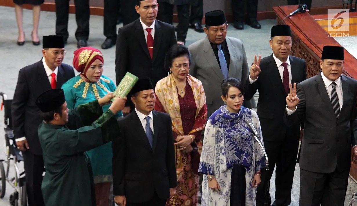 Sembilan anggota DPR membacakan sumpah dan janji saat Pergantian Antar Waktu (PAW) pada Rapat Paripurna DPR, Jakarta, Selasa (2/10). Mereka menggantikan rekannya yang pada Pileg 2019 mendatang pindah ke Partai Nasdem. (Liputan6.com/JohanTallo)
