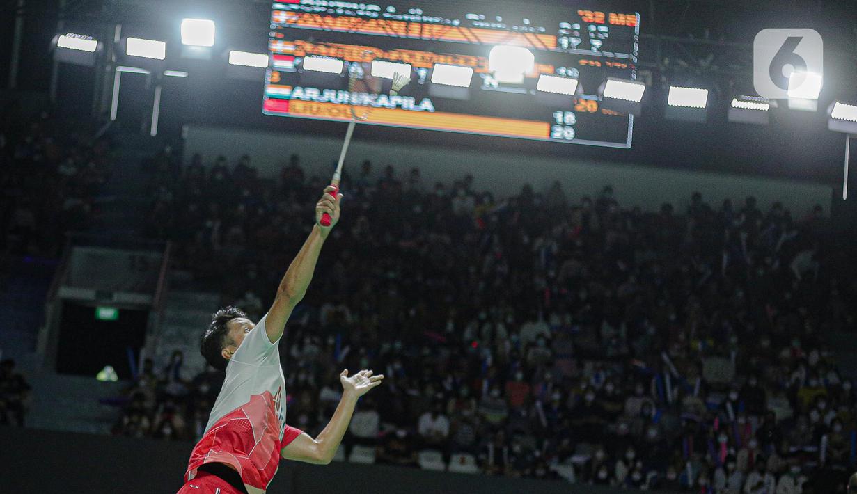 Pebulu tangkis tunggal putra Indonesia Anthony Sinisuka Ginting mengembalikan kok ke arah tunggal putra Denmark Hans Kristian Solberg Vittinghus dalam babak 16 besar East Ventures Indonesia Open 2022 di Istora Senayan, Jakarta Pusat, Kamis (16/6/2022). Anthony Ginting berhasil melaju ke perempat final setelah menang 21-17, 21-9. (Liputan6.com/Faizal Fanani)