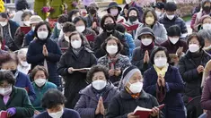 Orang tua mendoakan keberhasilan anak mereka selama kebaktian khusus pada malam ujian masuk perguruan tinggi di kuil Buddha Jogyesa, Seoul, Rabu (17/11/2021). Sekitar 500.000 siswa SMA di Korea Selatan diperkirakan akan mengikuti Tes Kemampuan Skolastik Perguruan Tinggi. (AP Photo/Ahn Young-joon)
