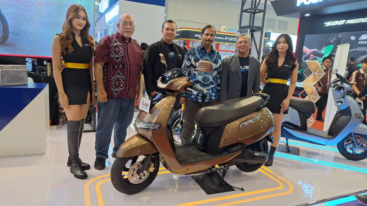 TVS Pamer Motor Listrik iQube yang Lebih Murah di IMOS 2024 (Arief A/Liputan6.com)