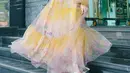 Irish Bella dengan dress panjang bernuansa kekuningan. Dress ini memiliki motif flora yang cantik, dipadunya dengan hijab kuning polos yang serasi. [Foto: Instagram/_irishbella_]