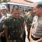 Panglima TNI Jenderal Gatot Nurmantyo bersama Kapolri Jenderal Pol Badrodin Haiti menjenguk para prajurit korban terluka kecelakaan truk Kostrad yang dirawat di Rumah Sakit Bhayangkara, Palu, Sulawesi Tengah, Selasa (17/11/2015). (Liputan6.com/Dio Pratam