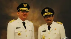 Basuki Tjahaja Purnama atau Ahok dan Djarot Saiful Hidayat berpose bersama usai acara  pelantikan Wakil Gubernur DKI Jakarta, Jakarta, Rabu (17/12/2014). (Liputan6.com/Herman Zakharia)