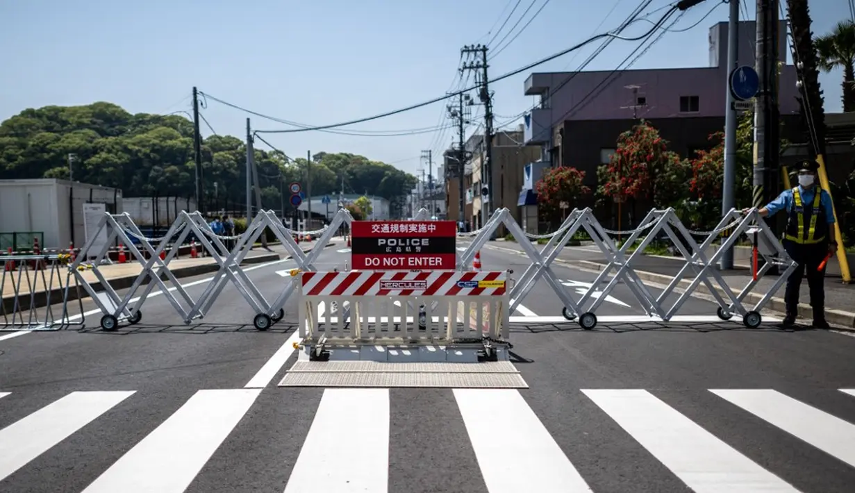 <p>Seorang petugas polisi berjaga jelang Konferensi Tingkat Tinggi (KTT) G7 di pos pemeriksaan luar stasiun trem di Distrik Minami, Kota Hiroshima, Jepang, Rabu (17/5/2023). Jepang menjadi tuan rumah KTT G7 pada tanggal 19 hingga 21 Mei 2023. (Philip FONG/AFP)</p>