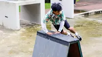 Pegiat olahraga ekstrim parkour asal Indonesia, Ramdani Murtadho saat menunjukkan kebolehannya di Skate Parkour Taman Puring, Jakarta. (Bola.com/Muhammad Aldiansyah)