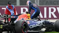 Pembalap Red Bull Racing asal Belanda, Max Verstappen, keluar dari mobilnya setelah mengalami kecelakaan saat sesi kualifikasi Grand Prix Formula Satu Australia di Sirkuit Albert Park di Melbourne pada 7 Maret 2026. (Paul Crock/AFP)