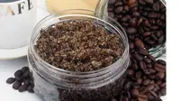 Bubuk kopi bekerja sebagai exfoliant yang sangat baik, sehingga bisa menjadi bahan alami yang bagus untuk scrub bibir buatan sendiri. 