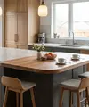 Desain dapur dengan meja sarapan menyatu pada ujung kitchen island. [AI Generated]