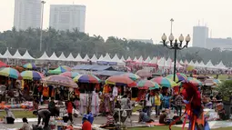 Ribuan pengunjung itu juga memadati stand yang menjajakan kuliner dan produk-produk lainnya untuk segala kalangan, Jakarta, Rabu (11/6/2014) (Liputan6.com/Faisal R Syam).