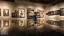 Pengunjung mengamati karya foto yang dipajang dalam pameran bertajuk Arkamaya di Galeri Foto Jurnalistik Antara, Jakarta, Selasa (5/4). Pameran yang berlangsung hingga 1 Mei 2016. (Liputan6.com/Immanuel Antonius)