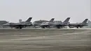 Empat jet tempur F-16V Angkatan Udara Taiwan berada pada landasan pacu saat latihan di Chiayi, Taiwan, Rabu (5/1/2022). Pilot Angkatan Udara Taiwan melakukan latihan untuk mensimulasikan intersepsi pesawat China ke zona identifikasi pertahanan udara Taiwan. (Sam Yeh/AFP)
