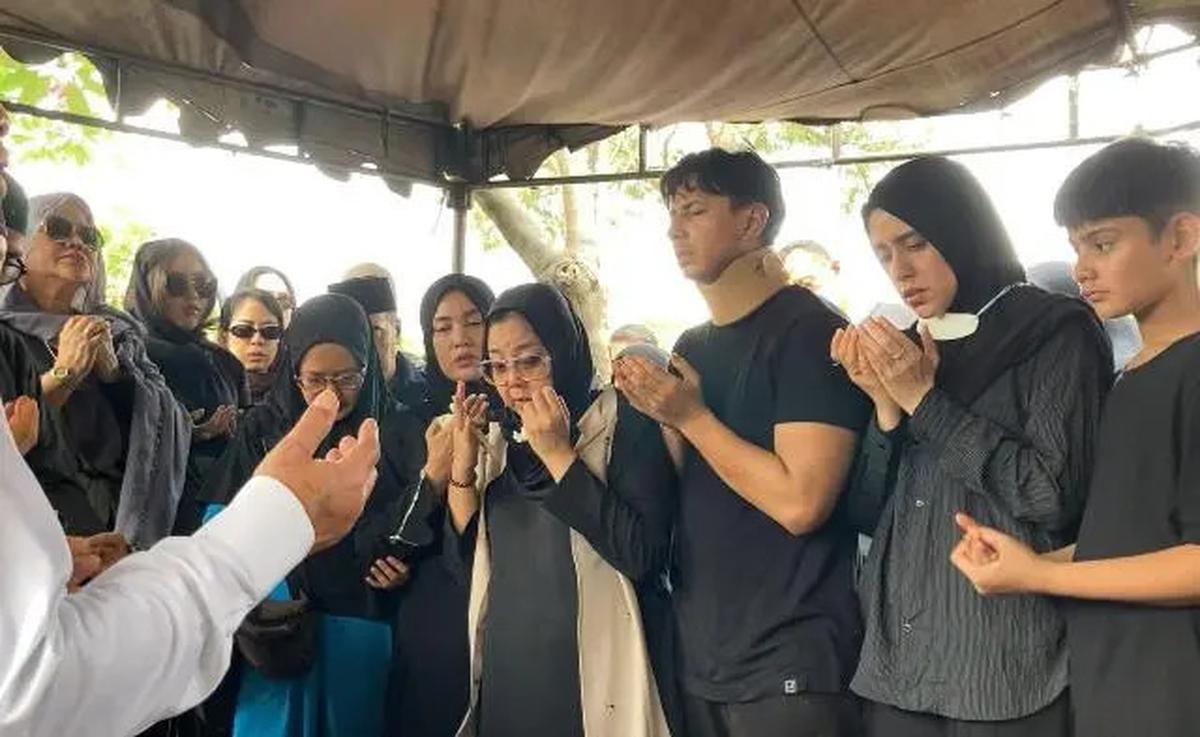 Curhat Sonny Septian Setelah Ibunda Dimakamkan: Separuh Hidupku Pergi Saat Kau Meninggalkanku